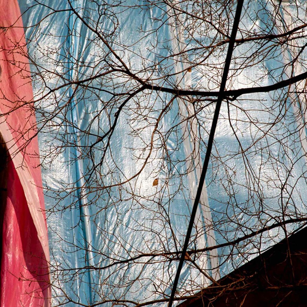 Under cover <br/><i>À couvert</i>
