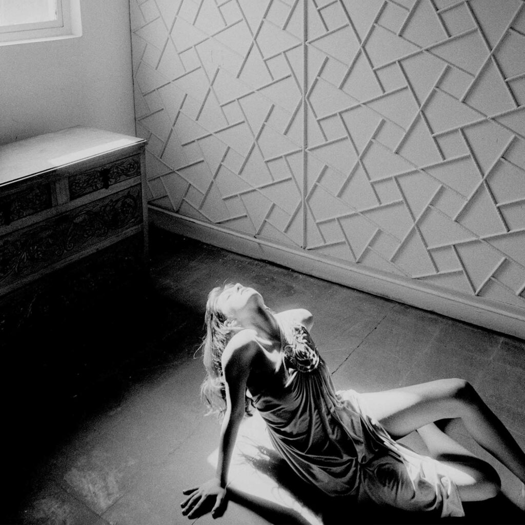 Light she is <br/><i> Elle est lumière</i>
