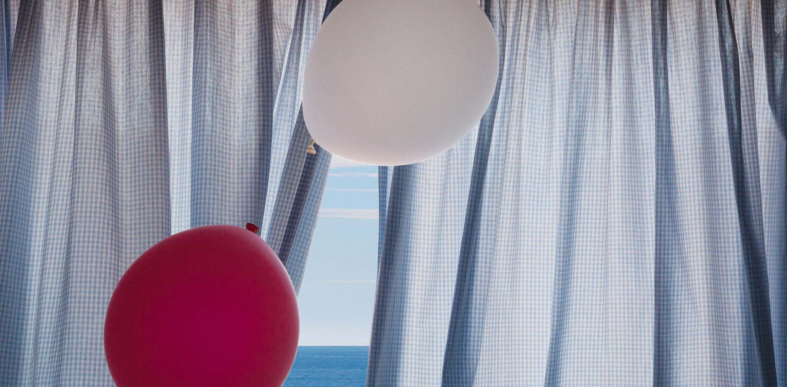 Through this Tribute to Magritte, Niloufar offers us a whirl of allegorical visions focused on movement and light effects, hints of the far-away homeland.